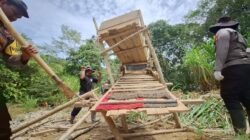 Personel Polsek Sekayam saat melakukan pengecekan dan penertiban lokasi pertambangan emas tanpa izin di kawasan Desa Raut Muara.