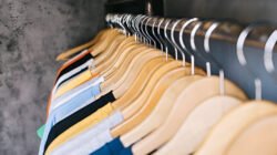 Panduan memilih bahan dan model pakaian yang tepat untuk menjaga suhu tubuh tetap sejuk selama beraktivitas di bulan puasa saat cuaca panas. (Dok. Ist)