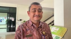 "Harga bawang merah di Pontianak sempat melonjak akibat gangguan distribusi dari Jawa karena banjir. Simak kondisi terkini pasokan di pasar tradisional. "