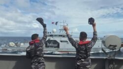 Prajurit KRI Diponegoro-365 memberikan penghormatan saat Passing Exercise bersama kapal perang Prancis FS Auguste Bénébig di Laut Sawu. (Dok. HO/Faktakalbar.id)