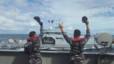 Prajurit KRI Diponegoro-365 memberikan penghormatan saat Passing Exercise bersama kapal perang Prancis FS Auguste Bénébig di Laut Sawu. (Dok. HO/Faktakalbar.id)