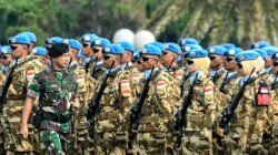 Barisan prajurit TNI dengan baret biru pasukan perdamaian bersiap dalam upacara pemberangkatan tugas. (Dok. HO/Faktakalbar.id)