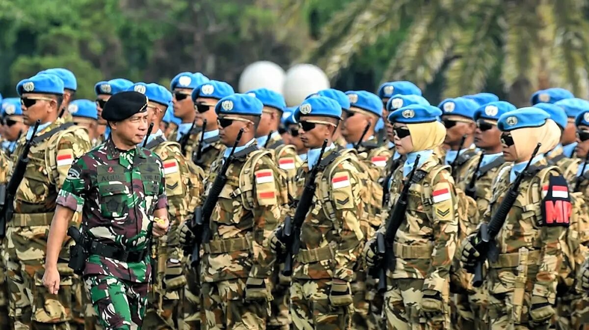Barisan prajurit TNI dengan baret biru pasukan perdamaian bersiap dalam upacara pemberangkatan tugas. (Dok. HO/Faktakalbar.id)