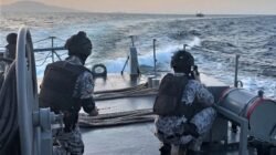 Personel Angkatan Laut Thailand bersiaga di atas kapal patroli saat melakukan pengejaran terhadap kapal nelayan asing di perairan Satun. (Dok. HO/Faktakalbar.id)