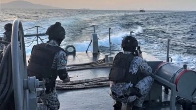 Personel Angkatan Laut Thailand bersiaga di atas kapal patroli saat melakukan pengejaran terhadap kapal nelayan asing di perairan Satun. (Dok. HO/Faktakalbar.id)