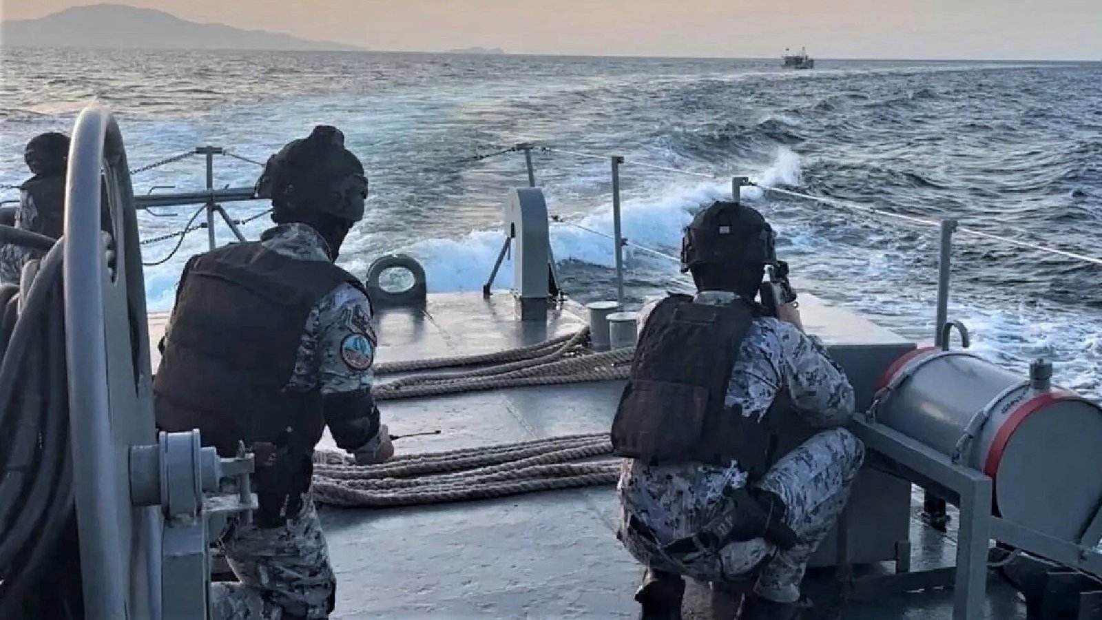 Personel Angkatan Laut Thailand bersiaga di atas kapal patroli saat melakukan pengejaran terhadap kapal nelayan asing di perairan Satun. (Dok. HO/Faktakalbar.id)