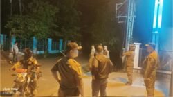Petugas Satpol PP Kabupaten Ketapang melaksanakan patroli cipta kondisi di salah satu titik ruang terbuka hijau pada Sabtu malam. (Dok. HO/Faktakalbar.id)