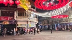 Personel gabungan Polres Singkawang memantau situasi keamanan di kawasan pusat kota yang berhias lampion dan ornamen naga saat patroli skala besar. (Dok. HO/Faktakalbar.id)