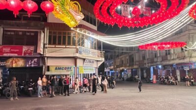 Personel gabungan Polres Singkawang memantau situasi keamanan di kawasan pusat kota yang berhias lampion dan ornamen naga saat patroli skala besar. (Dok. HO/Faktakalbar.id)