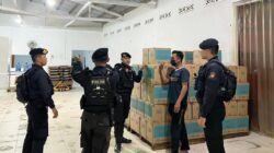 Personel Unit Patroli Satsamapta Polres Kayong Utara melakukan pengecekan keamanan dan berdialog dengan warga di salah satu lokasi industri saat patroli malam sambang kamtibmas. (Dok. HO/Faktakalbar.id)