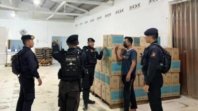 Personel Unit Patroli Satsamapta Polres Kayong Utara melakukan pengecekan keamanan dan berdialog dengan warga di salah satu lokasi industri saat patroli malam sambang kamtibmas. (Dok. HO/Faktakalbar.id)