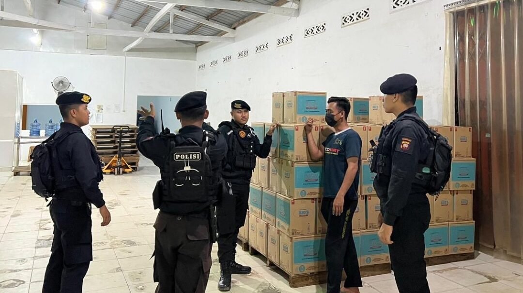 Personel Unit Patroli Satsamapta Polres Kayong Utara melakukan pengecekan keamanan dan berdialog dengan warga di salah satu lokasi industri saat patroli malam sambang kamtibmas. (Dok. HO/Faktakalbar.id)