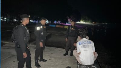 Personel Satsamapta Polres Kayong Utara melakukan patroli sambang dan berdialog dengan pemuda di kawasan Pantai Pulau Datok untuk menjaga Kamtibmas. (Dok. HO/Faktakalbar.id)