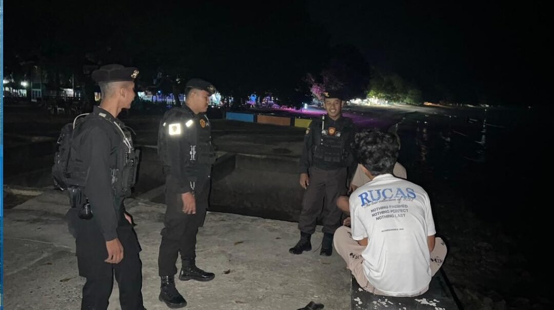 Personel Satsamapta Polres Kayong Utara melakukan patroli sambang dan berdialog dengan pemuda di kawasan Pantai Pulau Datok untuk menjaga Kamtibmas. (Dok. HO/Faktakalbar.id)