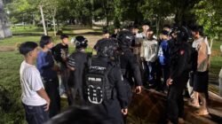 Tim Patroli Perintis Presisi Polres Singkawang memberikan imbauan humanis kepada sekelompok remaja yang berkumpul hingga larut malam di kawasan Taman TCM untuk mencegah potensi gangguan keamanan. (Dok. HO/Faktakalbar.id)