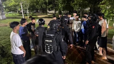 Tim Patroli Perintis Presisi Polres Singkawang memberikan imbauan humanis kepada sekelompok remaja yang berkumpul hingga larut malam di kawasan Taman TCM untuk mencegah potensi gangguan keamanan. (Dok. HO/Faktakalbar.id)