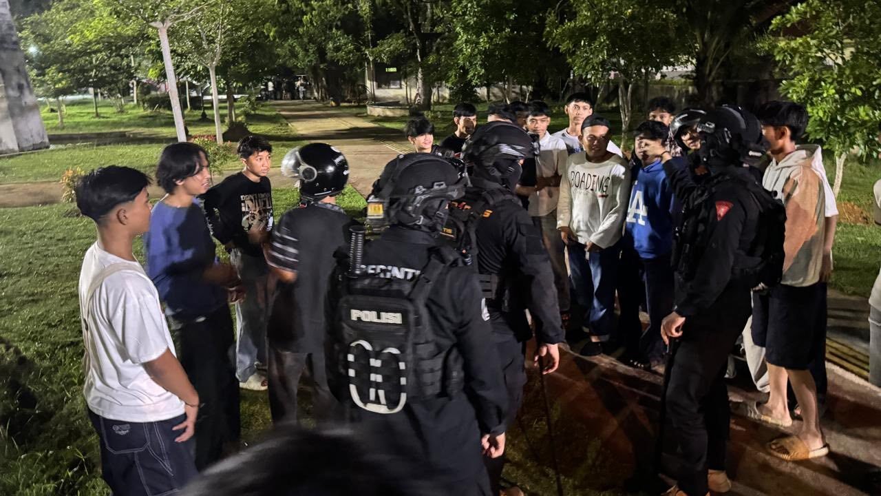 Tim Patroli Perintis Presisi Polres Singkawang memberikan imbauan humanis kepada sekelompok remaja yang berkumpul hingga larut malam di kawasan Taman TCM untuk mencegah potensi gangguan keamanan. (Dok. HO/Faktakalbar.id)