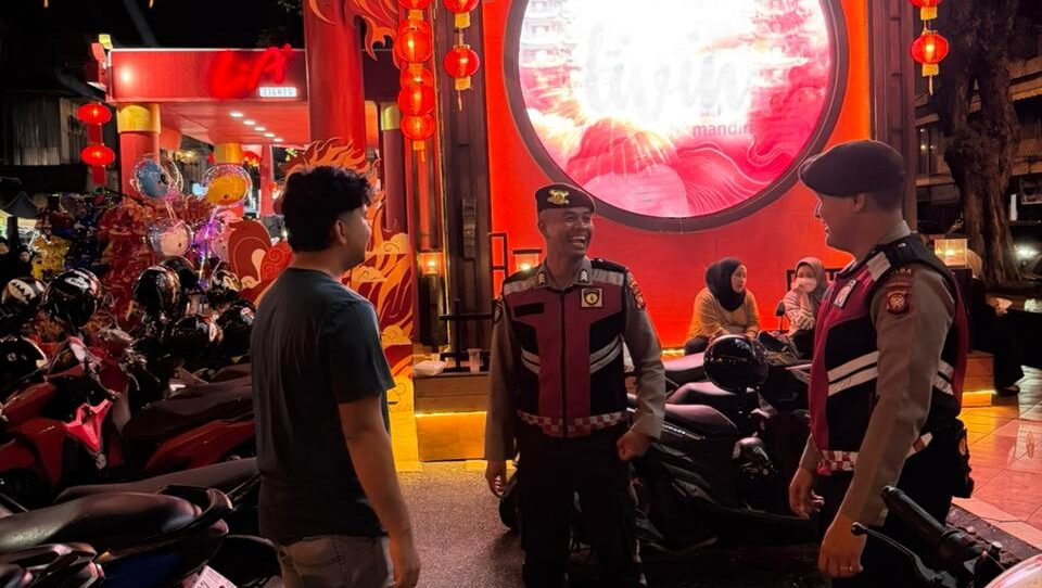 Personel kepolisian Polda Kalbar melaksanakan kegiatan patroli dialogis di pusat keramaian warga untuk memastikan keamanan wilayah tetap kondusif.