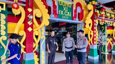 Personel Satgas Preemtif Binmas Polda Kalbar memberikan imbauan Kamtibmas pada perayaan Tahun Baru Imlek 2577.