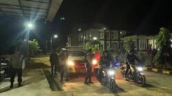 Personel Polres Kayong Utara bersiap melaksanakan patroli malam skala besar menggunakan kendaraan dinas roda dua dan empat guna mencegah balap liar. (Dok. HO/Faktakalbar.id)