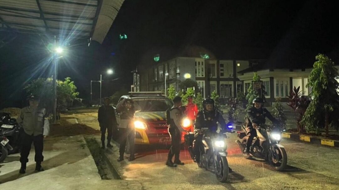 Personel Polres Kayong Utara bersiap melaksanakan patroli malam skala besar menggunakan kendaraan dinas roda dua dan empat guna mencegah balap liar. (Dok. HO/Faktakalbar.id)