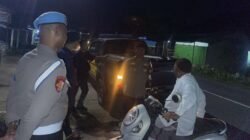 Personel kepolisian saat memberikan imbauan dan melakukan pemeriksaan terhadap remaja dalam giat patroli subuh guna mencegah aksi balap liar di wilayah Kubu Raya.