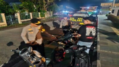 Personel Polres Sekadau saat melakukan pemeriksaan kendaraan di kawasan Komplek Pasar Baru guna mengantisipasi aksi balap liar di waktu subuh.