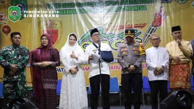 Wakil Wali Kota Singkawang Muhammadin memberikan sambutan pada pelepasan Pawai Obor menyambut Ramadan 1447 H didampingi Wali Kota Tjhai Chui Mie yang mengenakan kerudung putih. (Dok. HO/Faktakalbar.id)