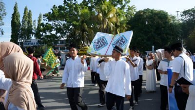 Ribuan warga Pontianak memadati jalanan mengikuti Pawai Taaruf menyambut Ramadan. Wakil Wali Kota Bahasan melepas peserta di Jalan Rahadi Usman. (Dok: Pemkot Pontianak)
