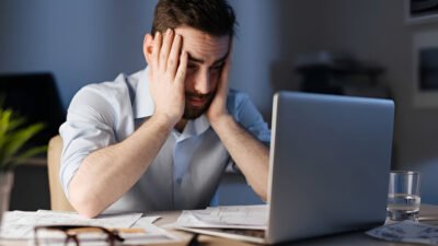 Ilustrasi - Pekerja Generasi Z sering merasa kesepian di kantor akibat model kerja jarak jauh dan kurangnya fasilitas interaksi sosial dari perusahaan. (Dok. Ist)