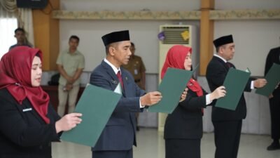 Wali Kota Pontianak Edi Rusdi Kamtono memimpin pengambilan sumpah jabatan lima pejabat Eselon II hasil open bidding di Aula SSA. (Dok. HO/Faktakalbar.id)