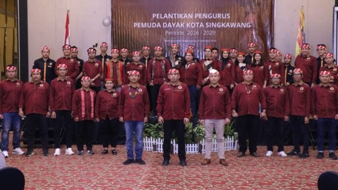 Pelantikan 43 pengurus Pemuda Dayak Kota Singkawang periode 2026–2029 di Hotel Mahkota, Minggu (15/2/2026).