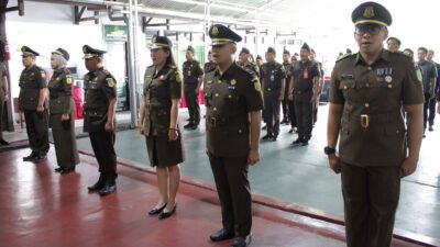 Kajari Sanggau Eben Ezer Mangunsong melantik Kasi Pidsus, Kasi Datun, dan Kasubagbin baru. Ia meminta pejabat baru bekerja profesional dan transparan. (Dok: HO/Faktakalbar.id)