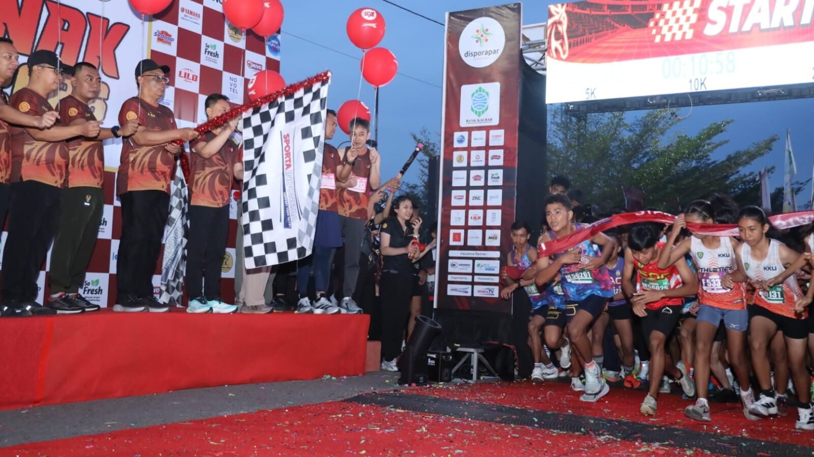 Wali Kota Pontianak Edi Rusdi Kamtono melepas ribuan peserta Pontianak City Run 2026 di garis start yang dimeriahkan balon merah. (Dok. HO/Faktakalbar.id)
