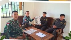 Petugas Karantina Kalbar, BKSDA, dan TNI berfoto bersama menunjukkan poster edukasi perlindungan satwa liar saat kegiatan pelepasliaran trenggiling di Jagoi Babang. (Dok. HO/Faktakalbar.id)
