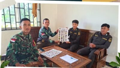 Petugas Karantina Kalbar, BKSDA, dan TNI berfoto bersama menunjukkan poster edukasi perlindungan satwa liar saat kegiatan pelepasliaran trenggiling di Jagoi Babang. (Dok. HO/Faktakalbar.id)
