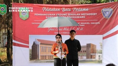 Wali Kota Singkawang Tjhai Chui Mie mengenakan rompi keselamatan dan helm proyek saat melakukan prosesi peletakan batu pertama pembangunan Gedung Sekolah Methodist Kopisan. (Dok. HO/Faktakalbar.id)