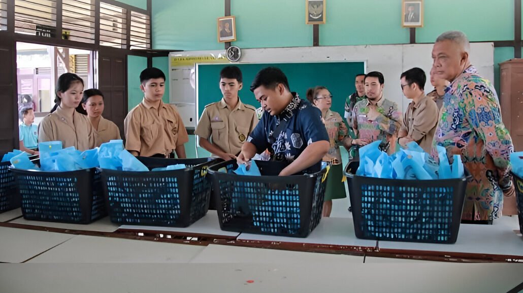 Wakil Bupati Bengkayang, Syamsul Rizal, meluncurkan program Makan Bergizi Gratis di SMAN 1 Ledo untuk tingkatkan gizi peserta didik. (Dok: Prokopim Bengkayang)