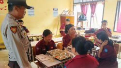 Penyaluran paket makanan kepada pelajar SMPN 01 dan SMAN 01 Beduai dalam peluncuran Program Makan Bergizi Gratis di Kecamatan Beduai.