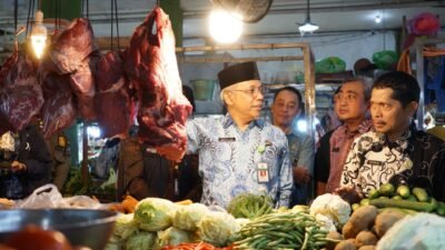 Sekda Kota Pontianak Amirullah bersama tim Satgas Ketahanan Pangan saat meninjau ketersediaan bahan pokok di Pasar Tradisional Teratai pada Kamis (26/2/2026).