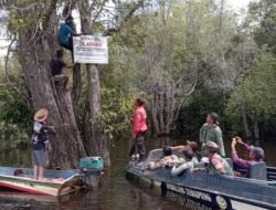 Tim Gabungan Pasang Plang Larangan PETI di Taman Nasional Danau Sentarum
