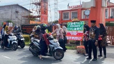 Kepala Kantor SAR Pontianak I Made Junetra beserta jajaran membagikan takjil gratis kepada pengguna jalan di kawasan Jalan Adi Sucipto, Kubu Raya.