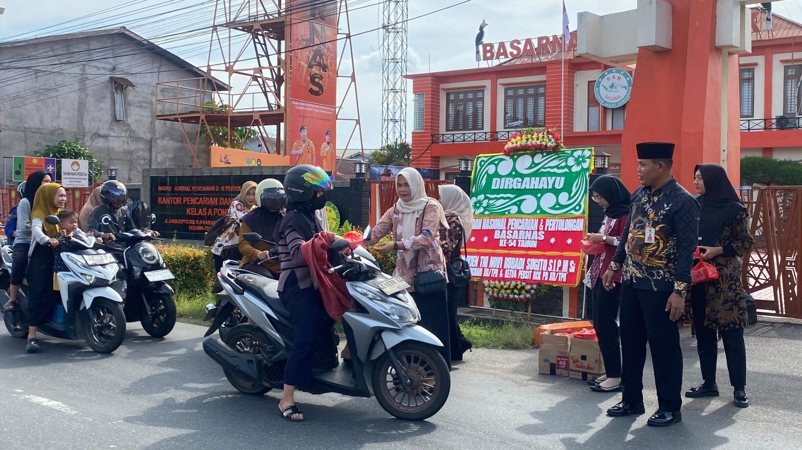 Kepala Kantor SAR Pontianak I Made Junetra beserta jajaran membagikan takjil gratis kepada pengguna jalan di kawasan Jalan Adi Sucipto, Kubu Raya.