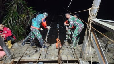 Tim gabungan Vertical Rescue Indonesia dan prajurit Yonif TP 836/BY mengerjakan proyek jembatan gantung pasca-bencana di Gampong Lhok Sanding, Pidie Jaya, Aceh.
