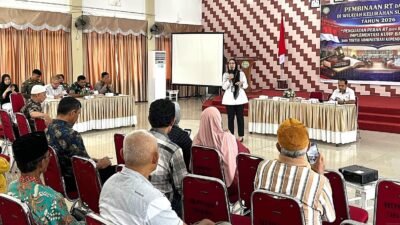 Suasana pembinaan RT dan RW Kelurahan Sungai Jawi di Aula Kantor Camat Pontianak Kota yang menghadirkan narasumber untuk membahas implementasi KUHP baru. (Dok. HO/Faktakalbar.id)