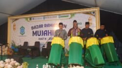 Wali Kota Pontianak Edi Rusdi Kamtono memukul bedug membuka Bazar Ramadan 1447 H di Masjid Raya Mujahidin. (Dok. HO/Faktakalbar.id)