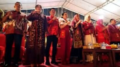 Kepala Kanwil Kemenag Kalbar Muhajirin Yanis bersama Wali Kota Singkawang Tjhai Chui Mie dalam pembukaan festival budaya yang mengedepankan nilai toleransi di Singkawang, Minggu (15/2/2026).
