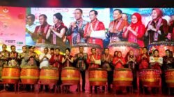 Wali Kota Singkawang Tjhai Chui Mie bersama tokoh masyarakat dan pimpinan daerah saat membuka secara resmi Festival Cap Go Meh Singkawang 2026 di Stadion Kridasana, Minggu (15/2/2026).