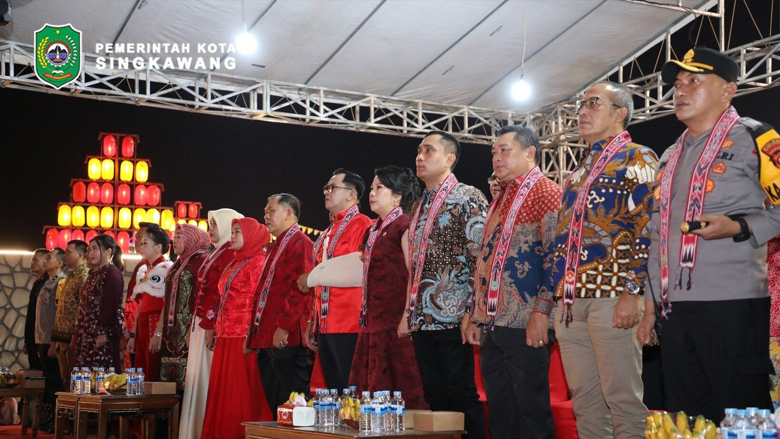 Suasana malam pembukaan Festival Imlek dan Cap Go Meh 2026 di Stadion Kridasana yang dihadiri pejabat daerah dan Forkopimda. (Dok. HO/Faktakalbar.id)