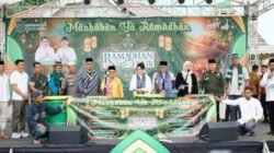 Wali Kota Singkawang Tjhai Chui Mie saat memukul bedug sebagai tanda resmi dibukanya acara pameran kuliner UMKM Ramadan di Mess Daerah, Rabu (18/2/2026).